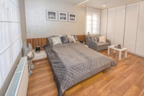 1 dormitorio con 1 cama grande y sala de estar en KOMFORT HOUSE RYNEK en Wroclaw