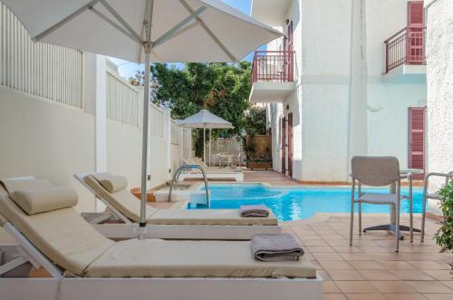 Bazén v ubytování Aeolis Boutique Hotel nebo v jeho okolí