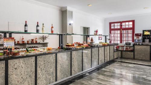 Un restaurante con una línea de buffet con comida. en Be Smart Florida Plaza, en Puerto de la Cruz