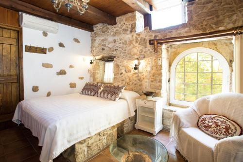 una camera con letto, divano e finestra di Villa Epimenidis a Sívas
