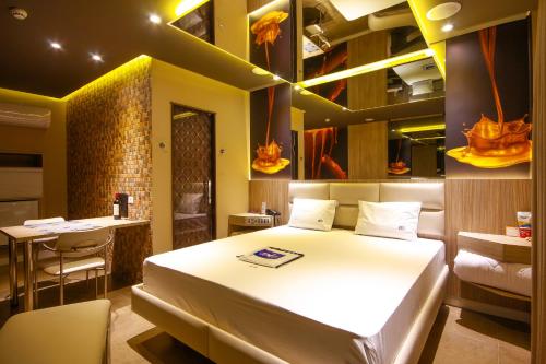 um quarto de hotel com uma cama e um bar em Motel Golf (Adult Only) em Osasco