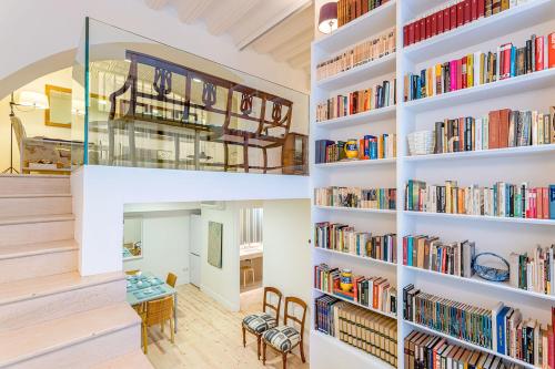 een kamer met witte planken gevuld met boeken bij Genteel Home Cabildo in Sevilla