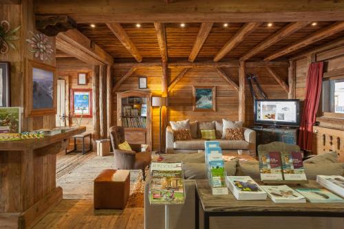 - un salon avec des murs en bois et du parquet dans l'établissement Residence l'Ecrin des Neiges - maeva Home, à Tignes