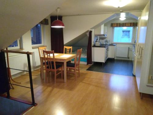 Honeymoon Seaview Apartment في هيلسينغبورغ: مطبخ وغرفة طعام مع طاولة وكراسي