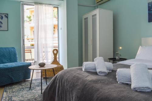 - une chambre avec un lit et des serviettes dans l'établissement CITY CENTER STUDIO 2, à Kalamata