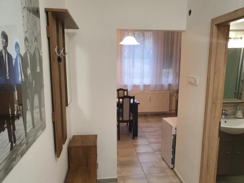 pasillo con habitación con lavabo y baño en Komfort apartman, en Veszprém