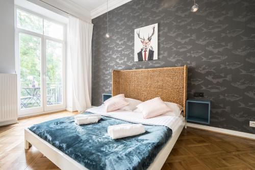 Posteľ alebo postele v izbe v ubytovaní oompH Warsaw Central Elegant Apartment