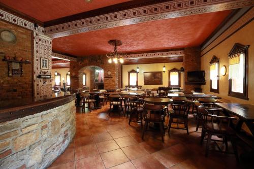 un ristorante con tavoli e sedie e un muro di mattoni di Hotel Nemesis a Stavroupoli