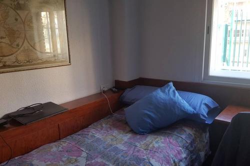 Un pat sau paturi într-o cameră la Piso tranquilo en zona residencial