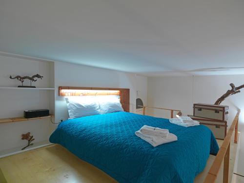 ポルトにあるFLH Porto Stylish Apartmentのベッドルーム1室(青い掛け布団付きのベッド1台付)