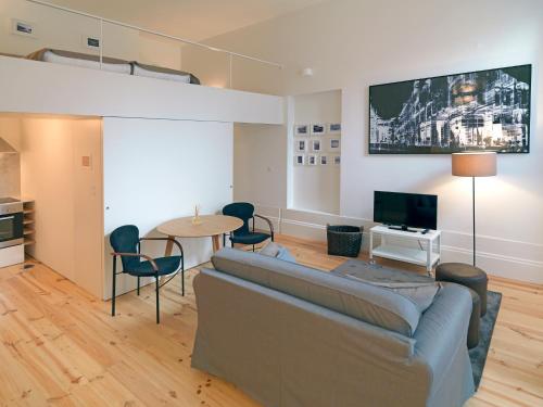 een woonkamer met een bank en een tafel bij FLH Porto Modern Flat in Porto
