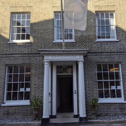 un bâtiment avec une porte et un drapeau sur celui-ci dans l'établissement Whitehouse Rye, à Rye