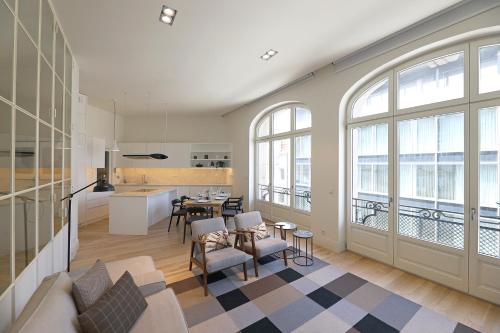 ein Wohnzimmer mit einem Sofa und einem Tisch in der Unterkunft FLH Sá da Bandeira Luxury Apartment in Porto