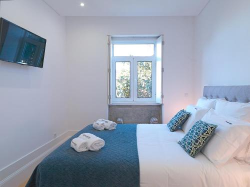 Giường trong phòng chung tại FLH Porto Balcony Apartment