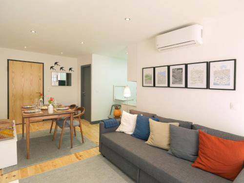 een woonkamer met een bank en een tafel bij FLH Porto Modern Apartment in Porto