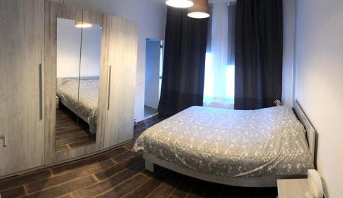 sypialnia z łóżkiem i lustrem w obiekcie your home ! w Antwerpii