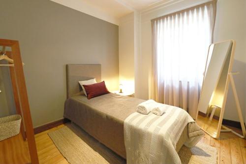 Ένα ή περισσότερα κρεβάτια σε δωμάτιο στο FLH Porto Spacious Flat