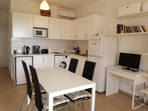 Una cocina o zona de cocina en Ariadne apt 103 -300m from Lighthouse beach
