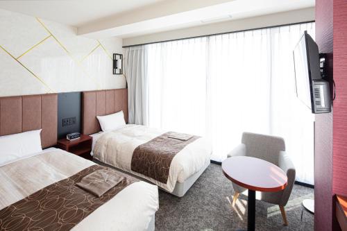 Place Hotel Ascot tesisinde bir odada yatak veya yataklar