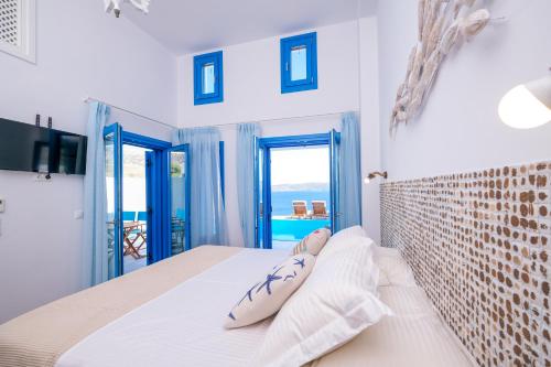 - une chambre avec un lit et une vue sur l'océan dans l'établissement Aelia Collection Suites - Adults Friendly, à Skiros