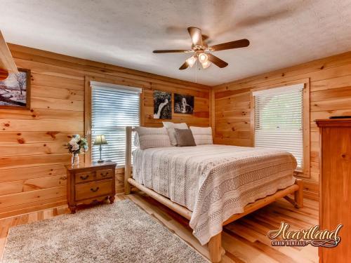 sypialnia z łóżkiem i wentylatorem sufitowym w obiekcie Close Enough To Perfect w mieście Sevierville