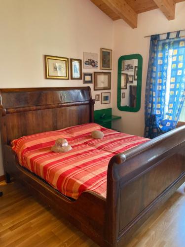 łóżko z pluszowym niedźwiedziem siedzącym na nim w obiekcie Welcome Traveller ALLOGGIO JAKY w mieście Garda