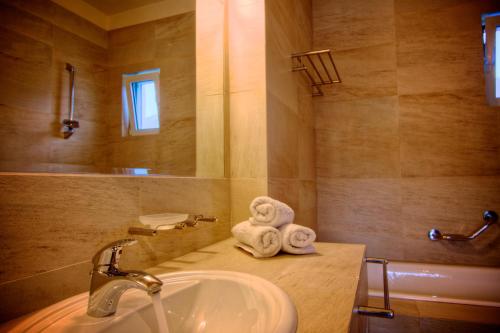 y baño con lavabo y toallas en la encimera. en Villa Alkisti, en Plakias