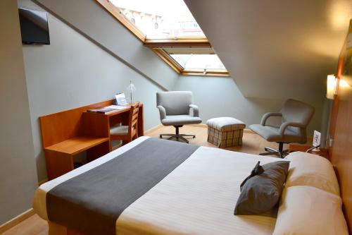 A bed or beds in a room at Hotel Alda Palacio Valdés