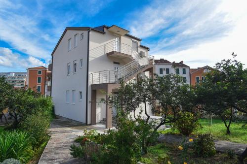 - un bâtiment blanc avec un balcon dans l'établissement Apartments Budva Center 2, à Budva