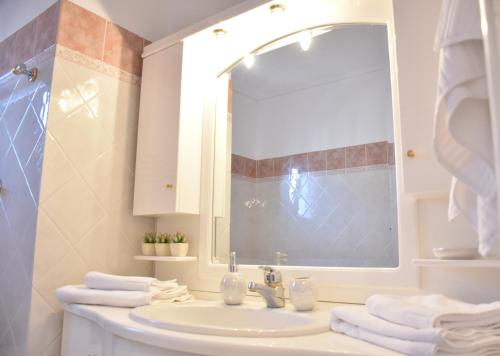 bagno con lavandino e specchio di Magnolia House in Ioannina a Ioannina