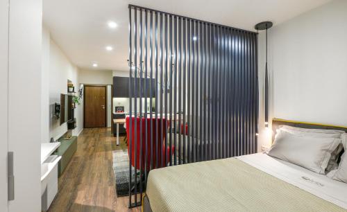 una camera con letto e una sala da pranzo di Olvios Design Suite a Salonicco