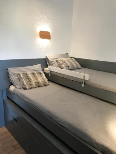 - deux lits installés dans une pièce lumineuse dans l'établissement Maison Loubière, à Hyères