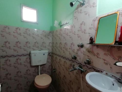 Bathroom sa Madhukunda Homestay