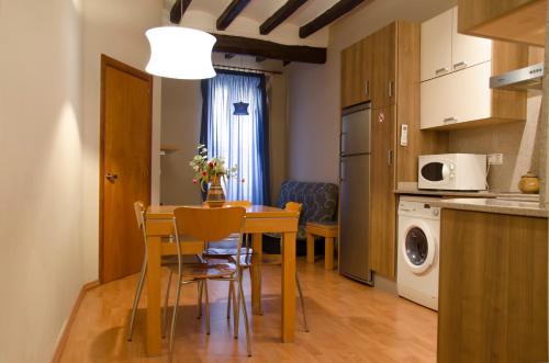 Apartaments El Jaçにあるキッチンまたは簡易キッチン