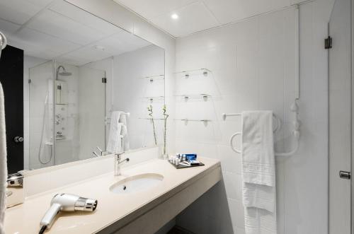 Bathroom sa TRYP by Wyndham Lisboa Caparica Mar