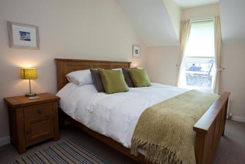 Un dormitorio con una cama grande y una ventana en Sanaigmore Cottage en Port Charlotte