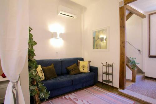 a living room with a blue couch in a room at Casa di Spagna in Bologna