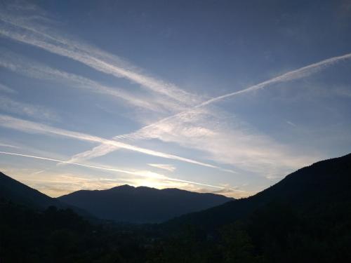 a view of the mountains with streaks of clouds in the sky at bed and breakfast "il Picchio Verde" in Cittaducale