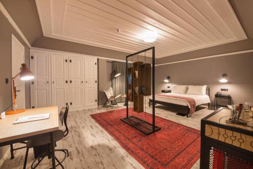 una camera con letto e specchio di GARP HOTEL ad Akşehir