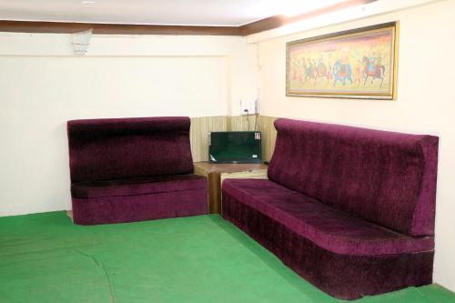 Ein Sitzbereich in der Unterkunft Jain Residency