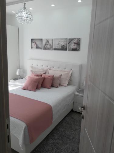 Säng eller sängar i ett rum på Apartments Pepdjonovic