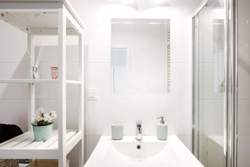 biała łazienka z umywalką i prysznicem w obiekcie M&R Apartament Airport&Business Premium Komputerowa - underground garage - free WiFi - Netflix - self check-in - 5 min from Chopin Airport w Warszawie