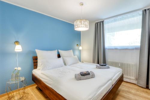 ein Schlafzimmer mit einem Bett mit weißer Bettwäsche und einem Fenster in der Unterkunft Apartment Stockholm in Winterberg