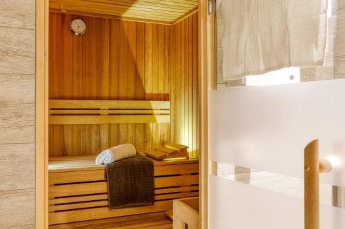 eine Sauna mit einem Bett in einem Holzzimmer in der Unterkunft Apartment Stockholm in Winterberg