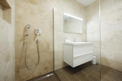 帕什曼的住宿－Homes4you K4，带淋浴和盥洗盆的浴室