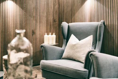 a room with two chairs and a vase with candles at Berg-Leben in Grossarl