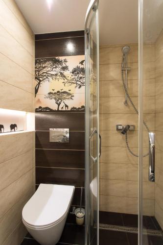 a bathroom with a toilet and a shower at Dom Pod Lipą in Rymanów-Zdrój