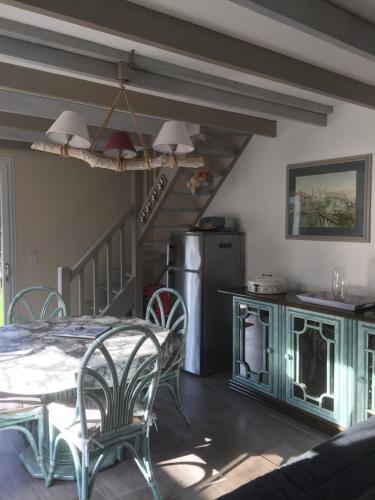 jadalnia ze stołem i krzesłami w obiekcie PERROT w mieście Villers-sur-Mer