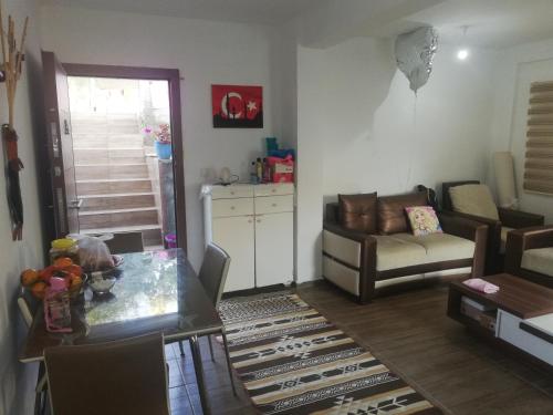 - un salon avec un canapé et une table dans l'établissement Albayrak Homes, à Bodrum City