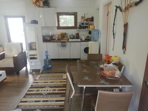 - une cuisine et une salle à manger avec une table et des chaises dans l'établissement Albayrak Homes, à Bodrum City